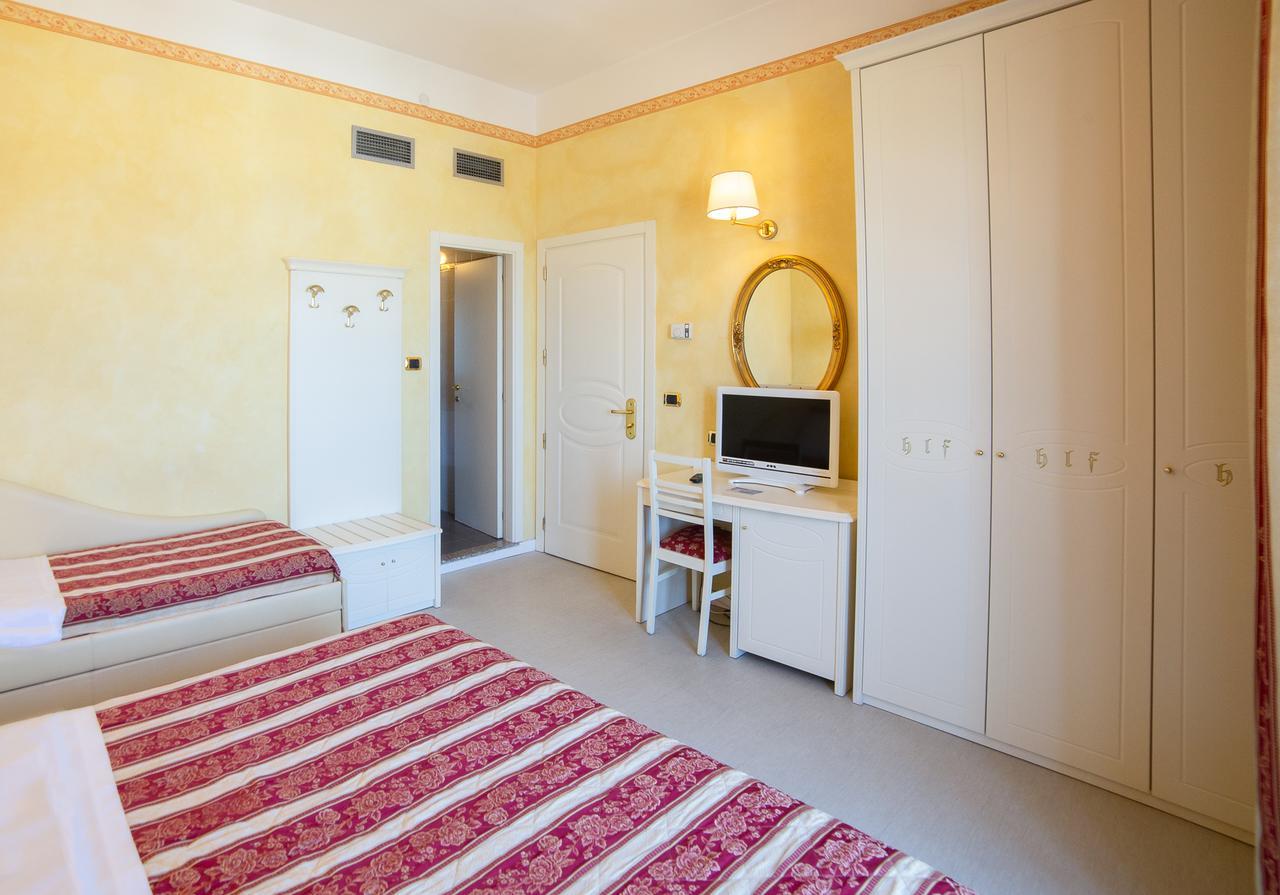 Hotel Executive La Fiorita Римини Экстерьер фото