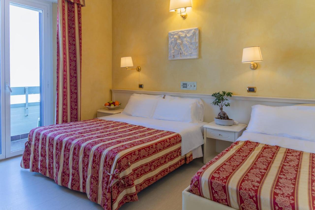 Hotel Executive La Fiorita Римини Экстерьер фото